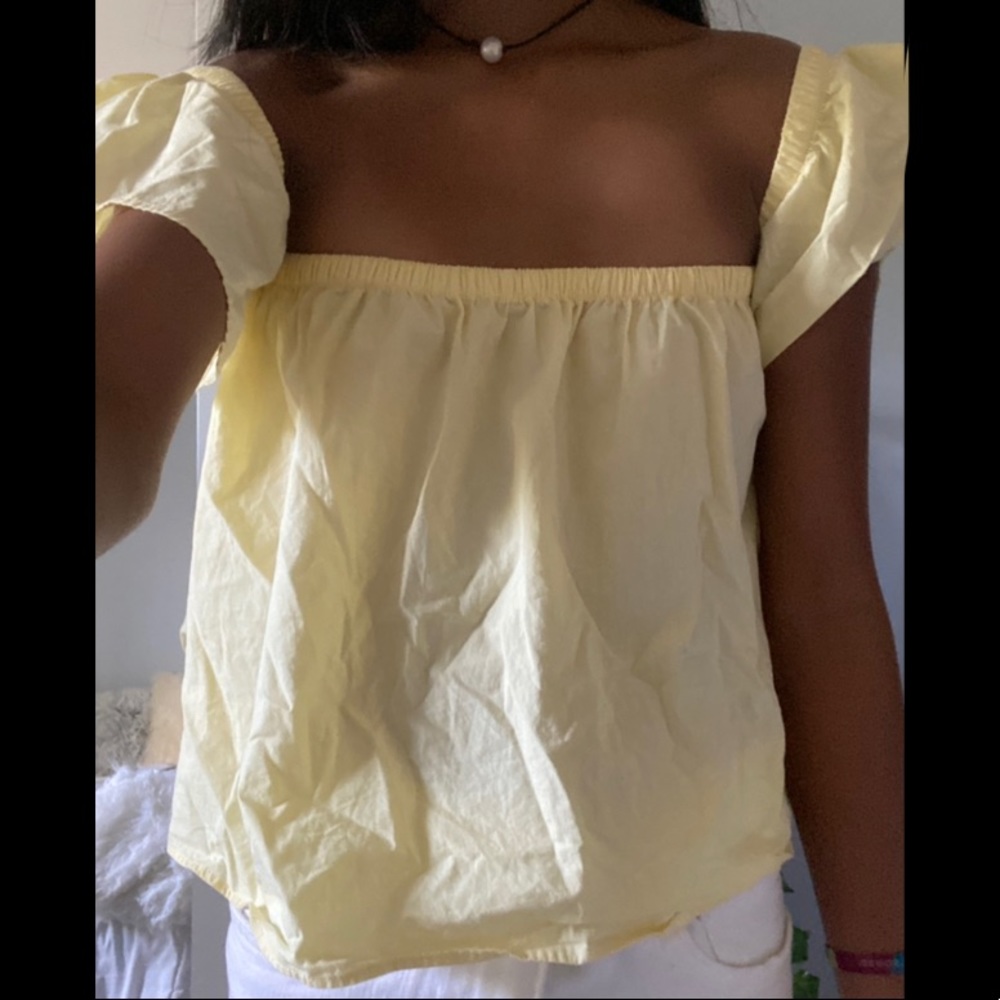 cute yellow top that can go on shoulders or off shoulders 💛